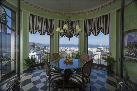 Gần như mọi nơi trong tòa nhà đều có hướng nhìn tuyệt đẹp ra thành phố San Francisco.