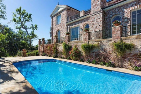 Ngắm biệt thự gần 640 tỷ đồng của tỷ phú lập dị - 6 Làn nước xanh trong vắt mời gọi bất kỳ ai.