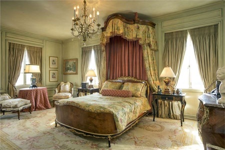 Phòng ngủ chính với phong cách cổ điển và hai phòng tắm khép kín.