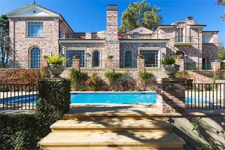 Ngắm biệt thự gần 640 tỷ đồng của tỷ phú lập dị - 7 Bên trong, biệt thự có trần nhà cao gần 4,3 m, phòng dành cho người giúp việc, và một phòng ăn lớn.