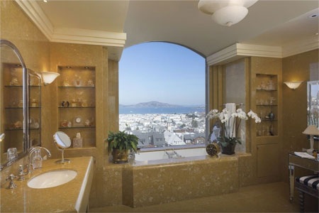 Phòng ngủ chính với phong cách cổ điển và hai phòng tắm khép kín.