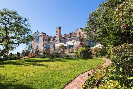 Ngắm biệt thự gần 640 tỷ đồng của tỷ phú lập dị - 8 Ngoài nhà chính, biệt thự có nhà khách riêng, nhà của khu bể bơi, garage, và nhà trồng cây.