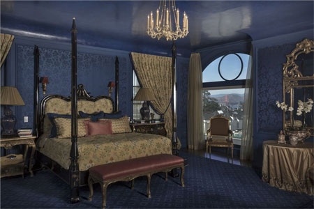 Căn nhà có 5 phòng ngủ dành cho khác, và một phòng dành cho người giúp việc với lối vào riêng.