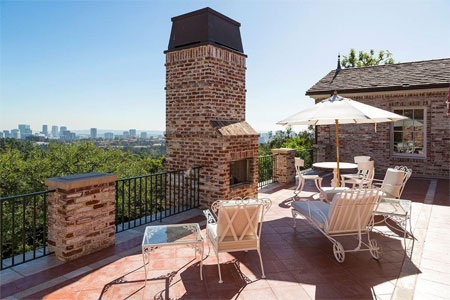 Ngắm biệt thự gần 640 tỷ đồng của tỷ phú lập dị - 9 Ngoài nhà chính, biệt thự có nhà khách riêng, nhà của khu bể bơi, garage, và nhà trồng cây.