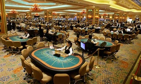 Sòng bạc Macau thu hơn 45 tỷ USD trong 1 năm - 1 Quang cảnh bên trong một sòng bạc ở Macau - Ảnh: