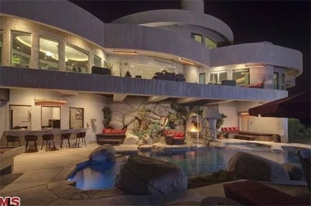 Khu vực ban công có hệ thống sưởi đem đến một không gian sống ngoài trời thoải mái quanh năm.