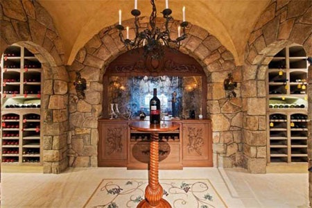 Hầm rượu với thiết kế ốp đá mang phong cách Italy.