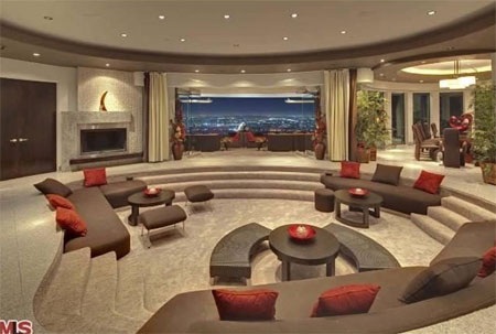 Phòng khách rộng và khoáng đạt, mang phong cách hiện đại.