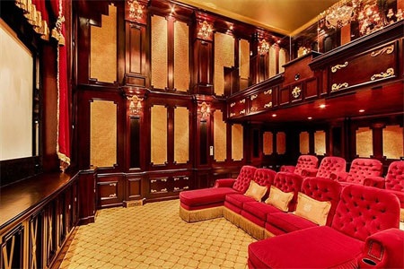 Phòng chiếu phim hiện đại và tiện nghi bậc nhất, có thiết kế như một rạp hát.