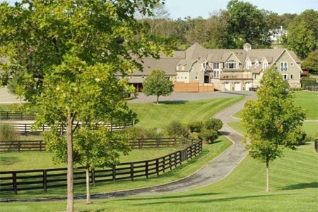 Những con đường cưỡi ngựa chạy ngoằn ngoèo trong điền trang Double H.