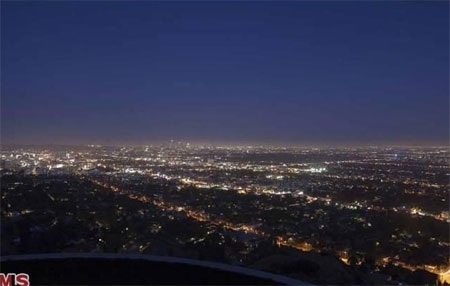 Toàn cảnh thành phố Los Angeles về đêm nhìn từ biệt thự.