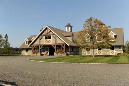 Còn đây là 1 trong 2 chuồng ngựa của Double.