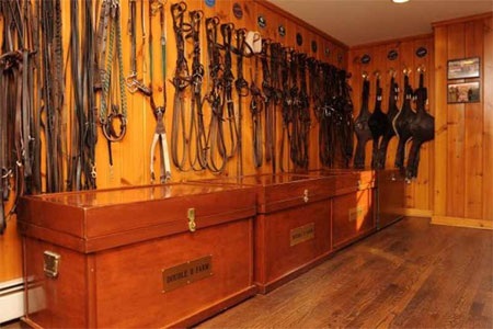 Có tổng cộng 40 bộ yên cương ngựa trong 2 chuồng ngựa.