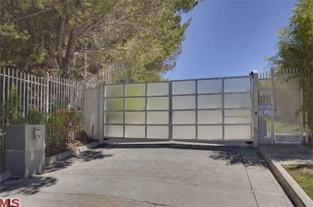 Có hẳn một con đường riêng dẫn tới biệt thự này.