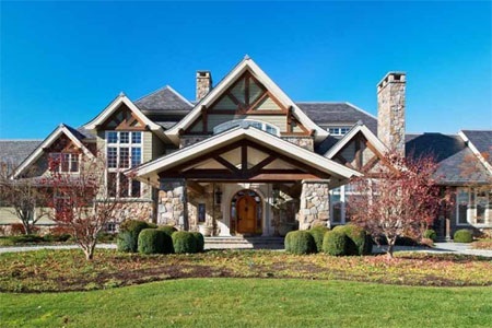 Căn nhà chính được xây vào năm 2009, nằm ở phần trung tâm ở khu đất.