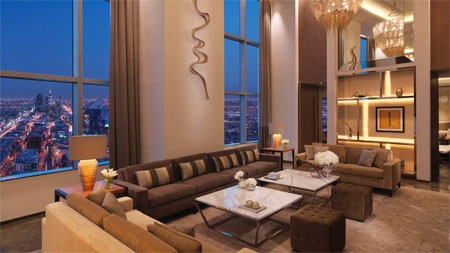 Những ngọn đèn trong phòng khách tỏa ra ánh sáng dễ chịu.