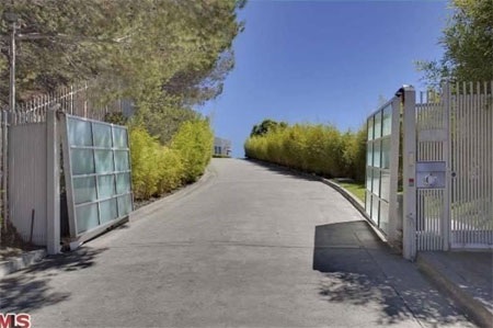 Phía sau cánh cổng là một sân đỗ xe đủ chỗ cho 25 xe.