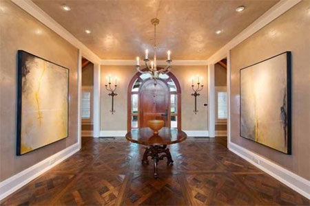 Sảnh chính của căn nhà rất rộng rãi.