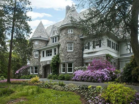 Cận cảnh tòa dinh thự với mặt ngoài màu xám bạc.