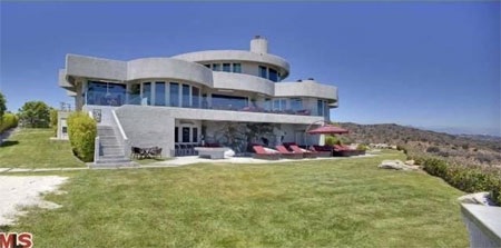 Vẻ hiện đại của biệt thự nhìn từ sân sau.