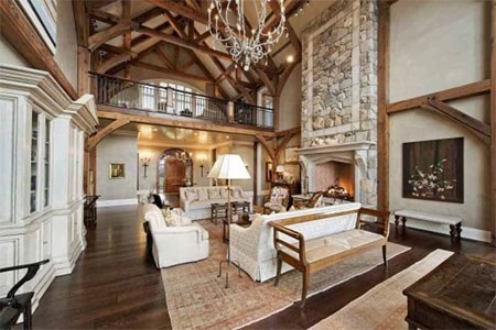 Phòng khách có trần cao 11,6m.