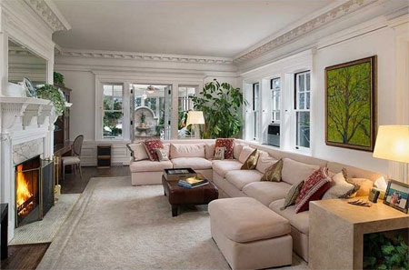 Phòng khách của dinh thự có lò sưởi ấm áp và những khung cửa kiểu Pháp.