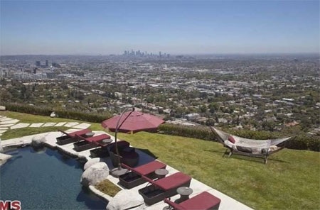 Bể bơi của biệt thự.