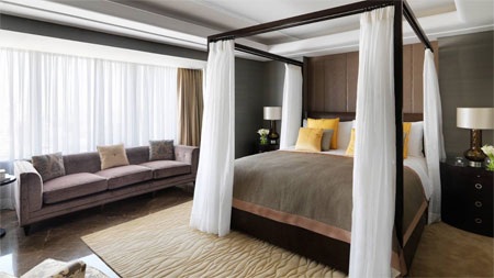 Phòng ngủ với tông màu xám-trắng trang nhã.