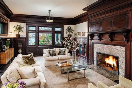 Phòng đọc sách đầy vẻ tao nhã. Tất cả các phòng trong dinh thự này đều có trần nhà cao gần 3,7 m.