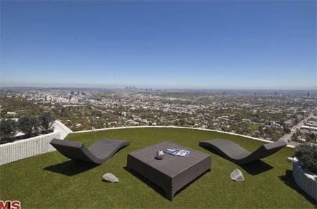 Từ biệt thự có thể nhìn ra toàn cảnh thành phố Los Angeles.