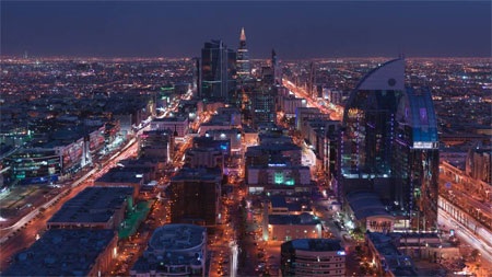 Thành phố Riyadh vào ban đêm nhìn từ phòng Royal Suite.