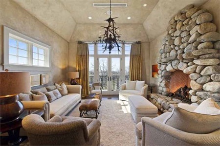 Một căn phòng khác với lò sưởi ốp đá rất độc đáo.