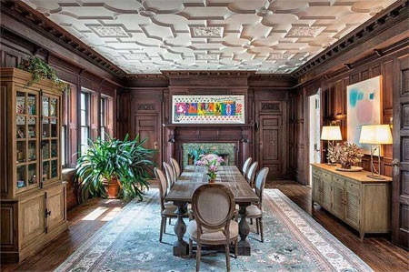 Phòng ăn với nội thất gỗ chủ đạo và trần nhà độc đáo.