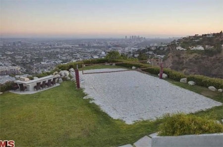 Trong khuôn viên của biệt thự có một sân bóng chuyền.