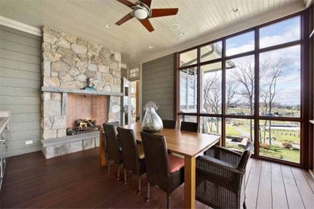 Phòng ăn trong bếp khá đơn giản nhưng có hướng nhìn khoáng đạt ra khung cảnh bên ngoài.