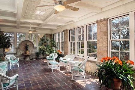 Phòng tắm nắng rộng rãi và rất thoáng.