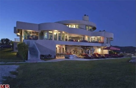 Căn biệt thự sáng lung linh vào ban đêm.