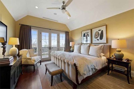 Còn đây là phòng ngủ chính trong căn nhà.