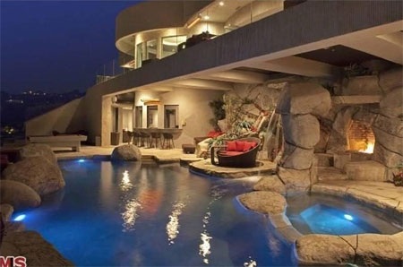 Tầng 1 của biệt thự có khu vực được thiết kế kiểu hang động khá độc đáo.