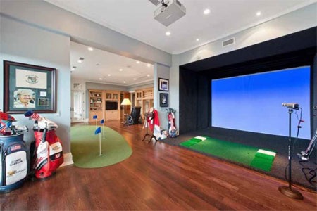 Trong nhà có một khu tập golf hiện đại.
