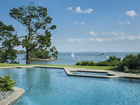 Bể bơi nước nóng của dinh thự nằm cách biển không xa.