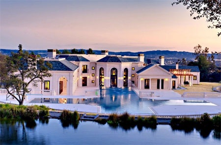 Dinh thự tọa lạc ở vùng Bradbury của bang California.