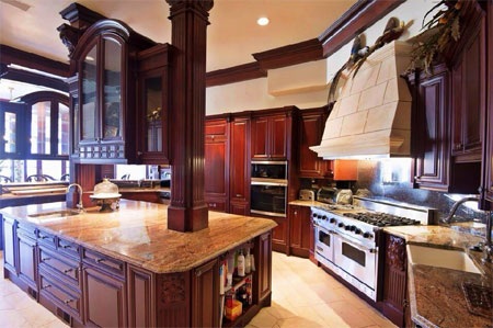 Căn bếp rộng rãi, hiện đại.