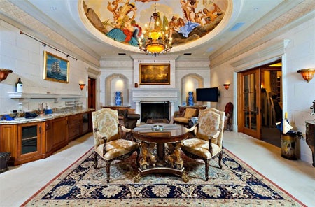 Những hình vẽ trên phần mái vòm của phòng làm việc được thực hiện bằng tay.