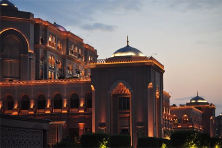 Khách sạn 7 sao Emirates Palace lung linh về đêm.