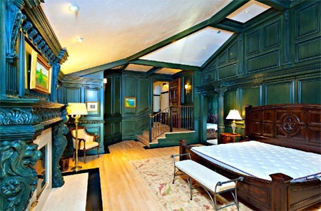 Một phòng ngủ với tông màu xanh độc đáo.