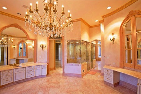 Dinh thự có 15 phòng ngủ, 21 phòng tắm.