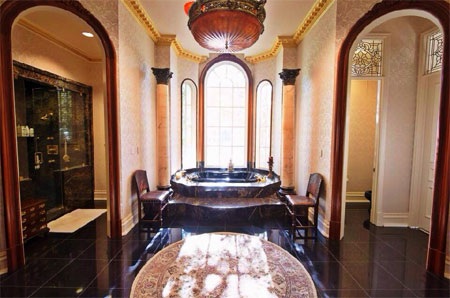 Một phòng tắm sang trọng khác trong dinh thự.