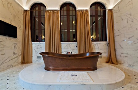 Một phòng tắm với bồn gỗ.