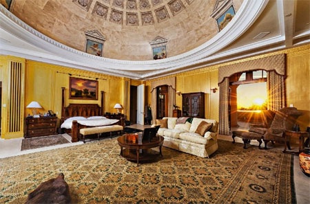 Phòng ngủ chính có mái vòm lớn.